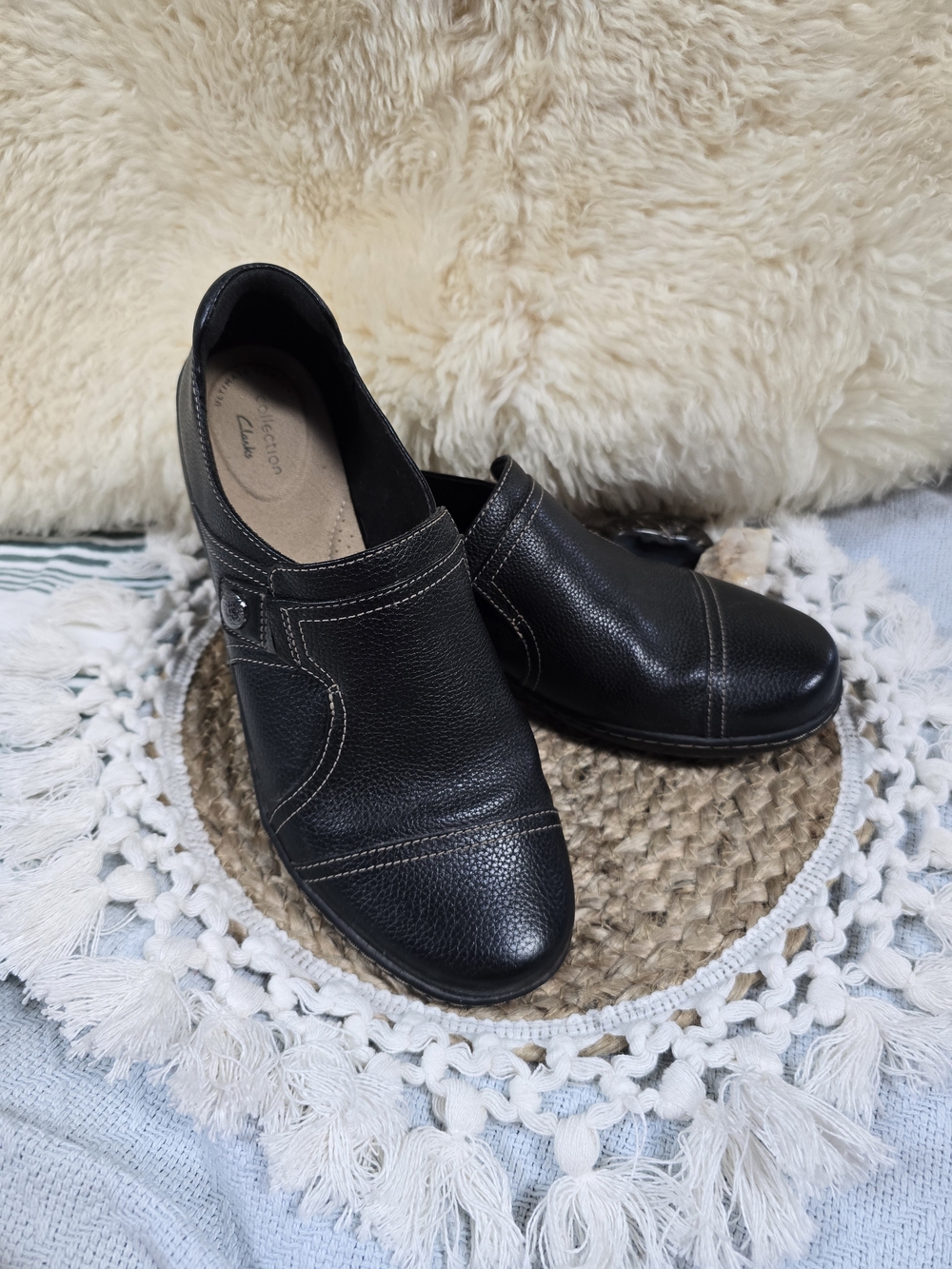 Womens 9.5 Clarks Black Leather Slip-On Loafers with Contrast Stitching